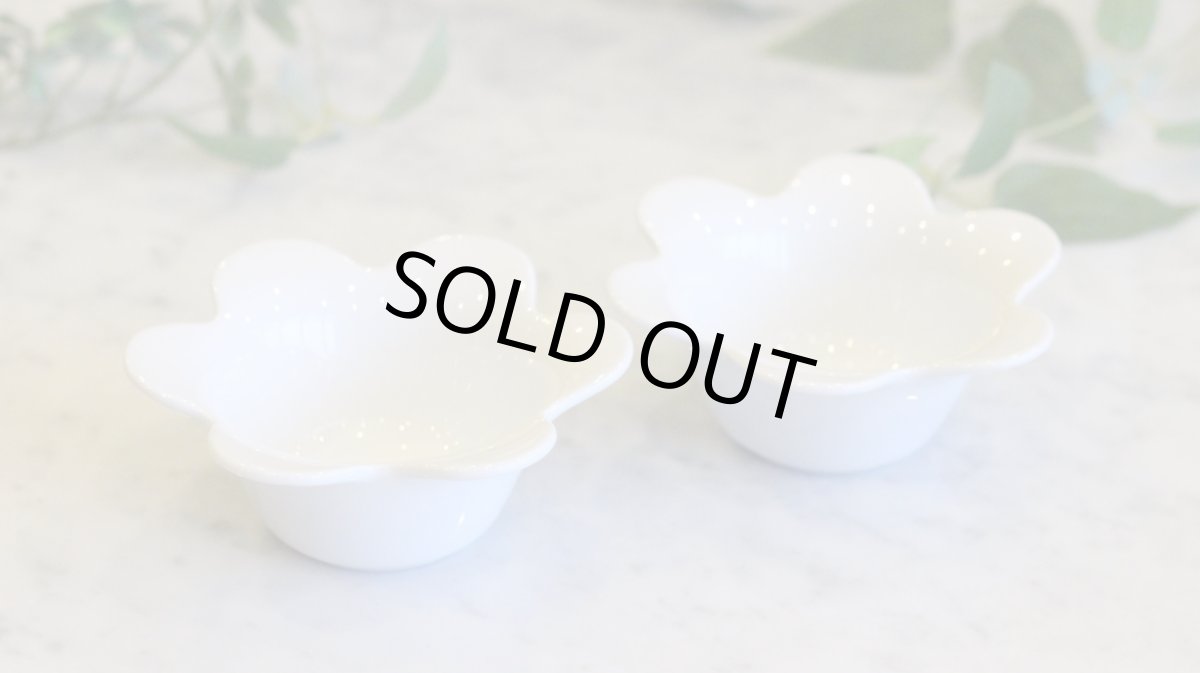 画像1: ☆セール品☆□白磁□1個当たり150円(2個セット)  フラワーナッツ入れ(直径約12.5cm)  アウトレット品 | ポーセラーツ白磁 (1)